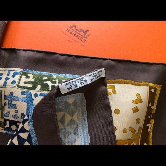 Hermès "PERSONA” silk twill scarf - Picture 2 of 6